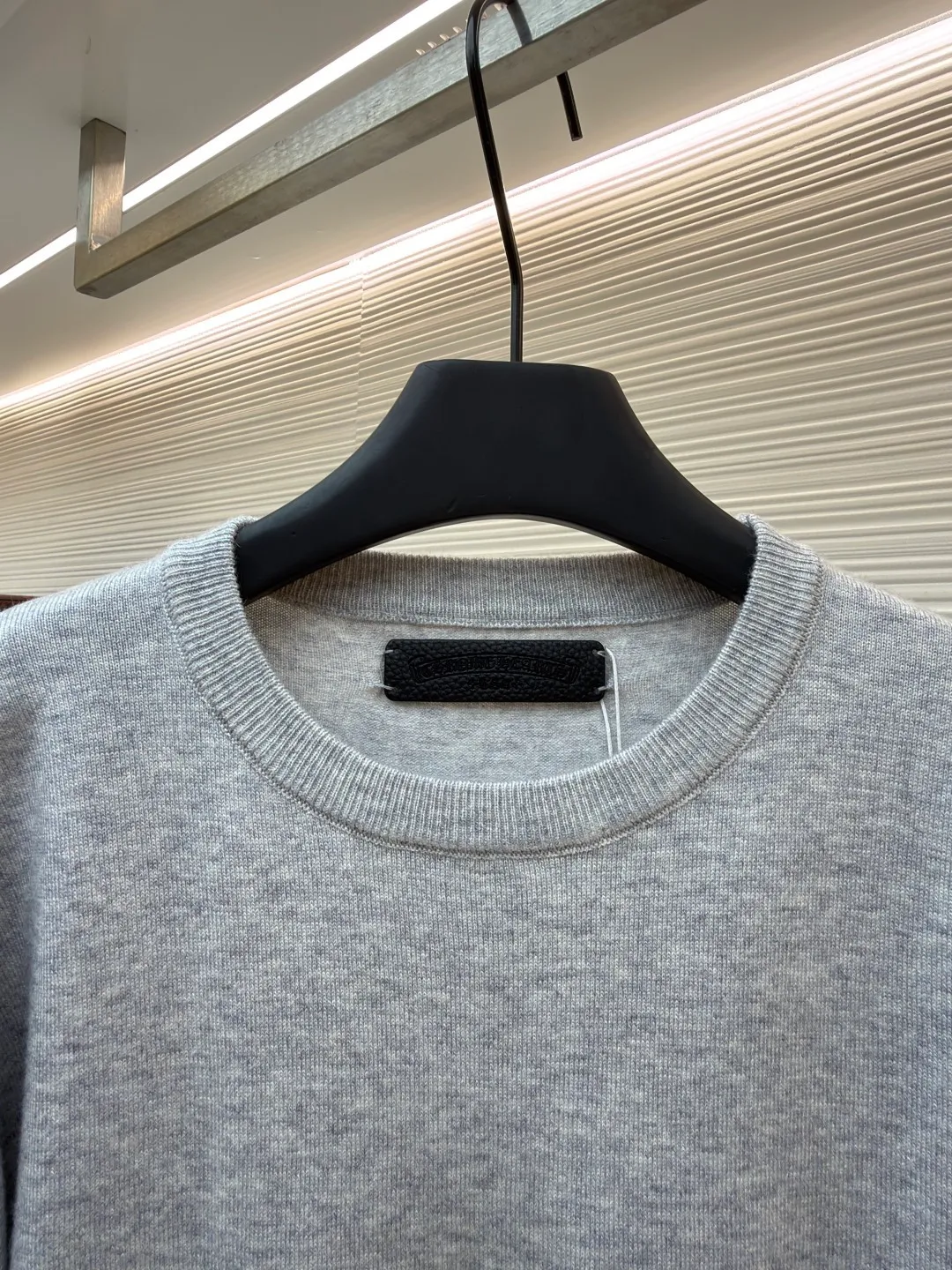 Chrome Hearts scroll embroidered sweater ●Item number: 1682475-A85 ●Fabric: wool fabric ●Technology: embroidery production ●Color: gray ●Version: loose fit ●Weight: about 470 grams ●Size: S-M-L-XL ●Description: Select high-quality wool and cashmere raw materials, blended according to a certain proportion. Wool provides warmth and durability, while cashmere gives clothing a soft, delicate feel. The combination of the two makes the fabric both comfortable and practical. Different from market products, our sweaters feel softer and waxier. We use the shrinking characteristics of cashmere fiber to shrink the sweaters. Ironing knitted sweaters to make them smoother and crisper while maintaining style characteristics. The ironing process requires precise control of temperature and pressure to prevent clothing from deforming or being damaged. The overall wiring is straight and delicate, the fabric is comfortable and soft, and the color is consistent without color difference. It can be matched with the same style to create a fashionable look and control various occasions. Customized accessories, complete with three standards, same style for men and women!